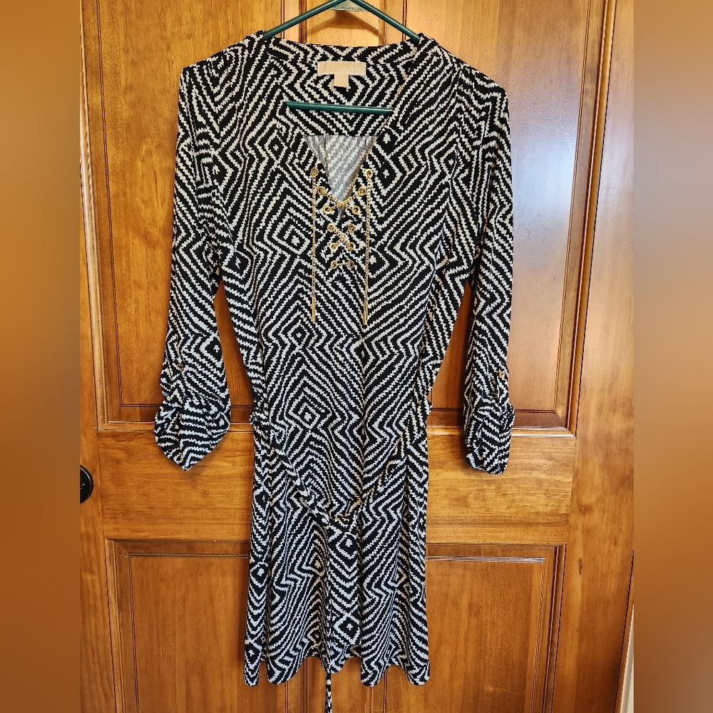 Michael Koors Black and White Zig Zag dress w/Gold chain tie.  Size XS